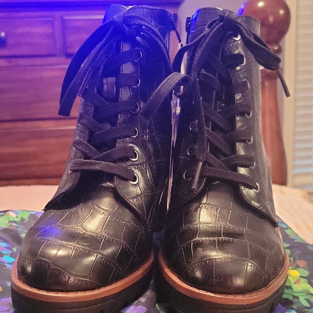 NWOT Naturalizer Combat Women's Black Croc-Embossed Lace-Up Boots